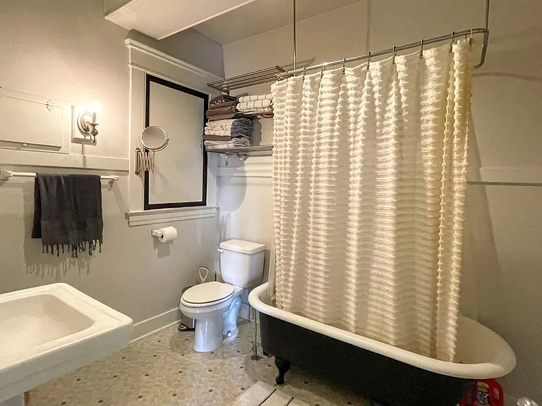 416 E Roy St — Photo 13