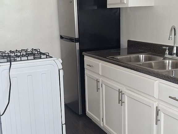 5th image of 6228 De Longpre Ave #D864f956d