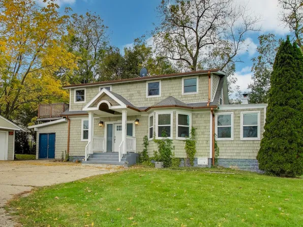 207 Shady Ln, Mundelein, IL 60060