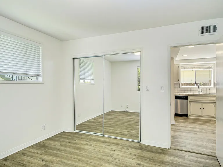 4721 Edgeware Rd — Photo 16