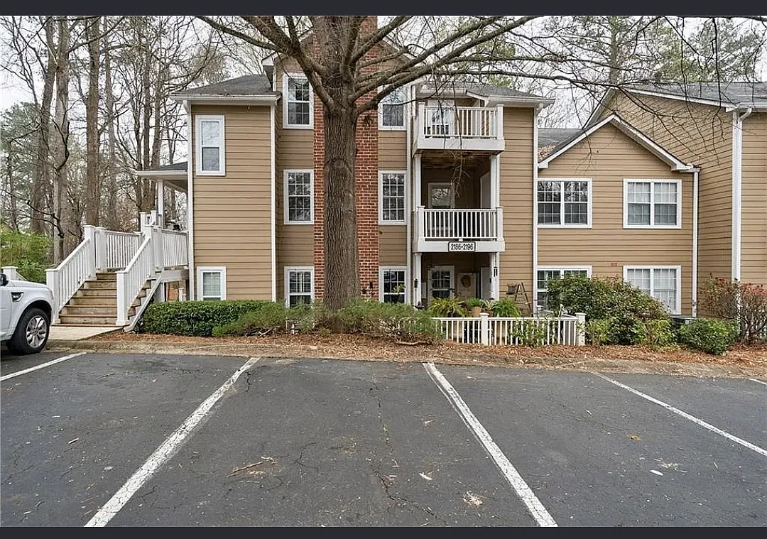 2 bed, 933 sqft, $2,100 — Photo 1