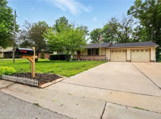 1172 S Delaware Dr, Tonganoxie, KS 66086