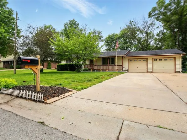 1172 S Delaware Dr, Tonganoxie, KS 66086