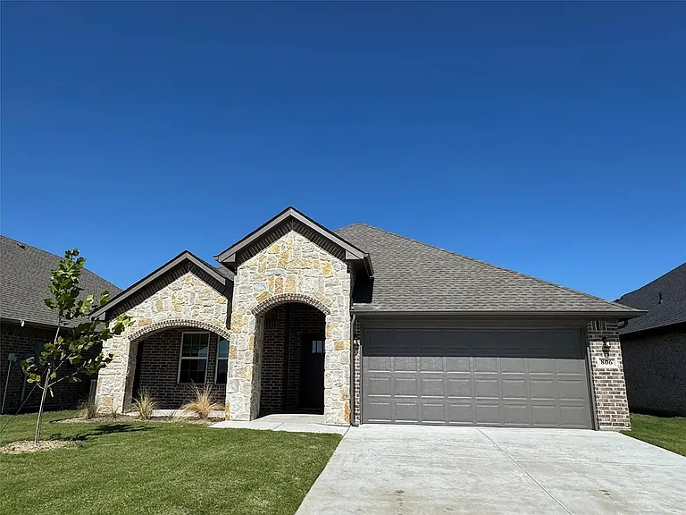 806 Greyson Ln — Photo 1