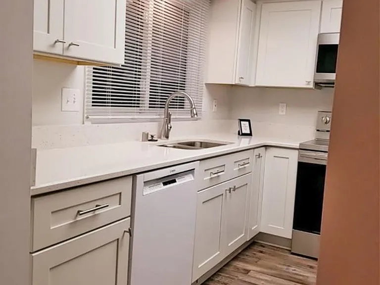 2422 Mendelssohn Ln #6 — Photo 2