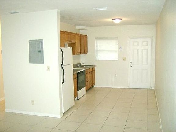 3rd image of 817 Tequesta St