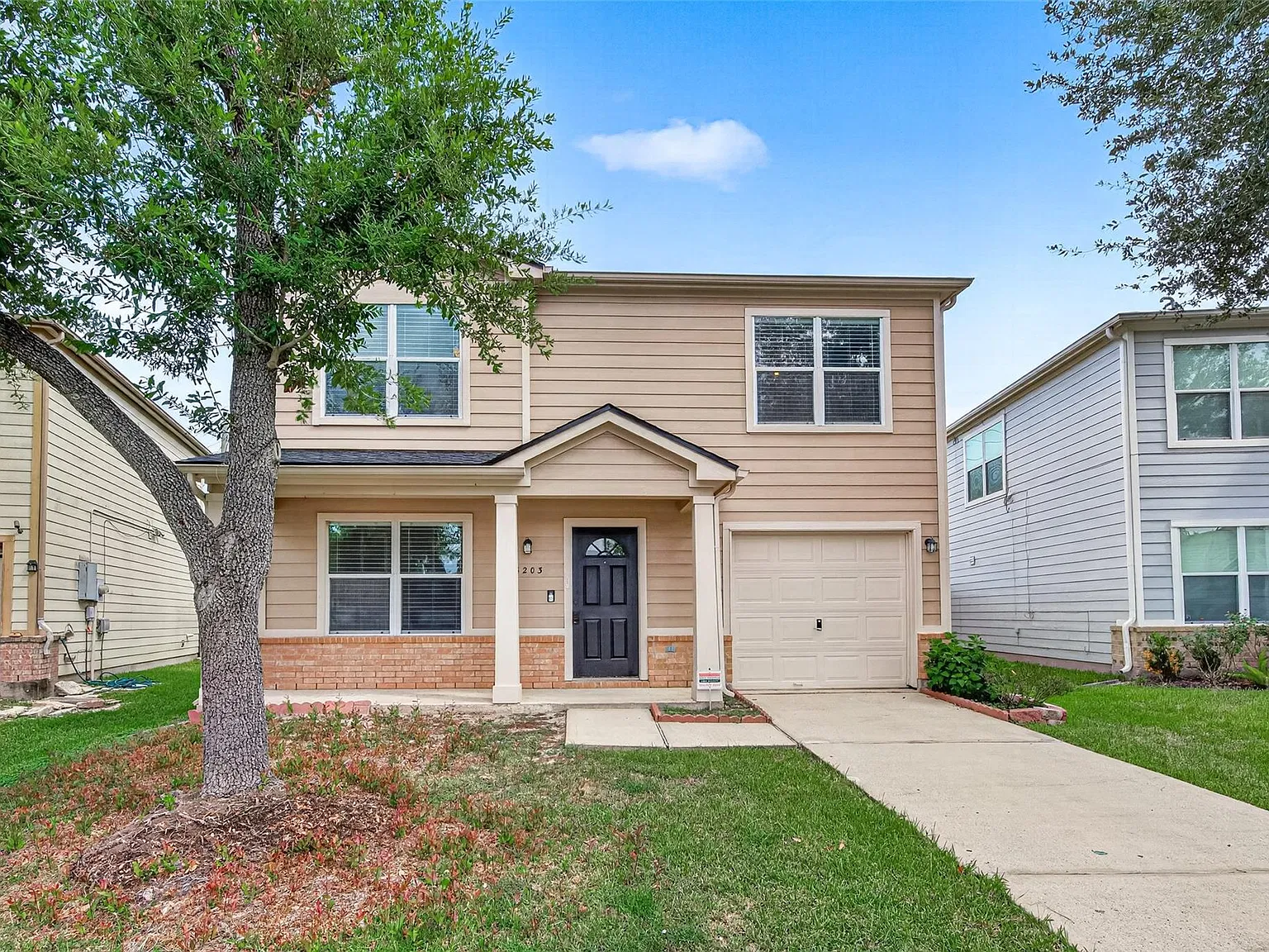 4 bed, 2.5 bath, 1947 sqft, $2,100 — Photo 2