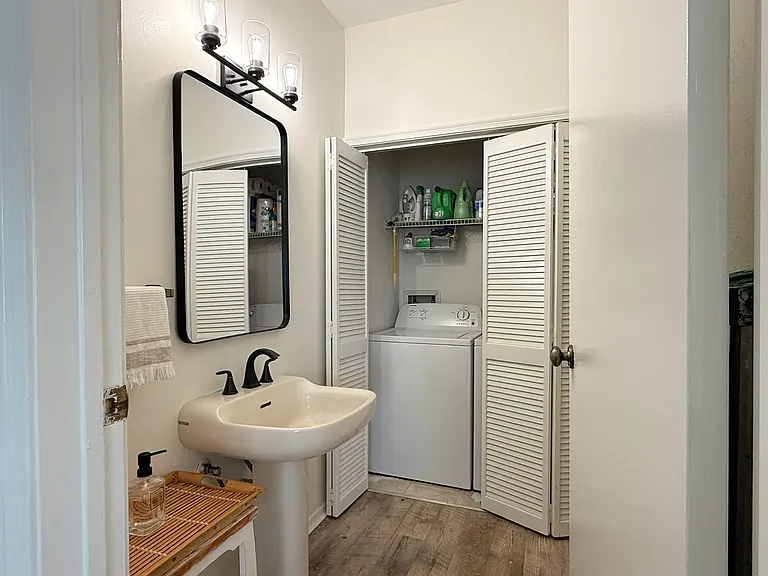 921 Marine Dr — Photo 10