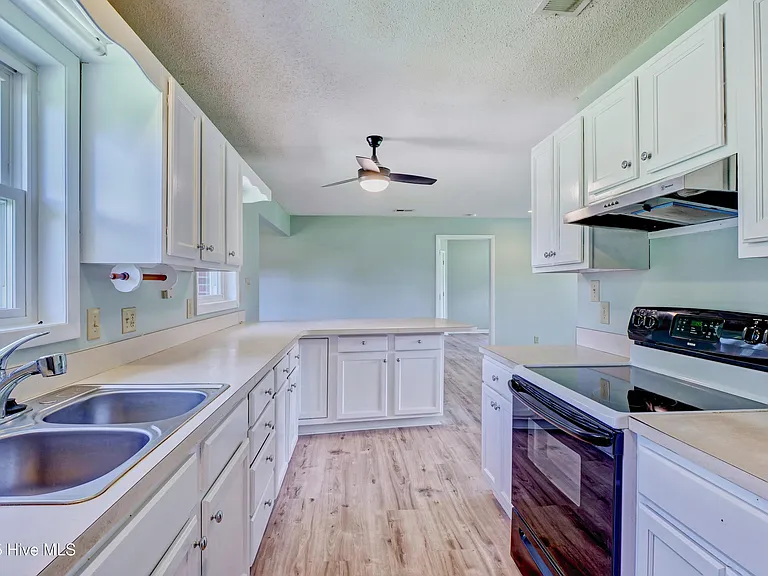 665 Hughes Rd — Photo 9