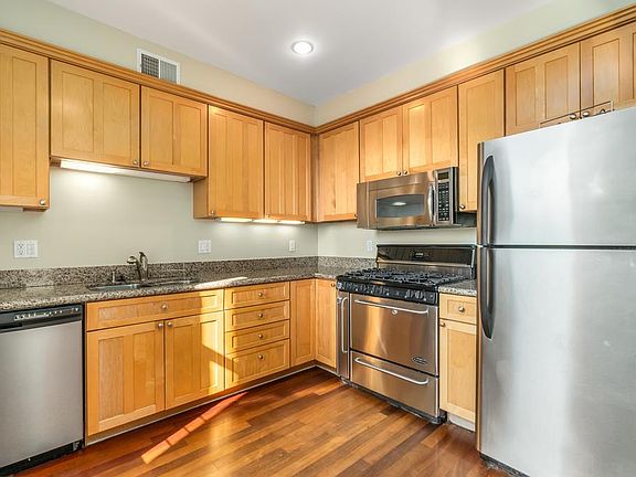 4th image of 952 Rhode Island St