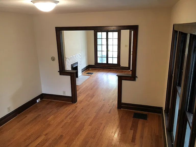 431-433 E Tompkins St — Photo 6