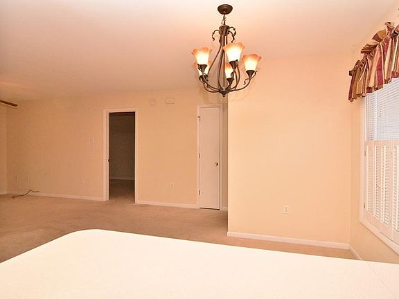 4th image of 288 Meadows Ct