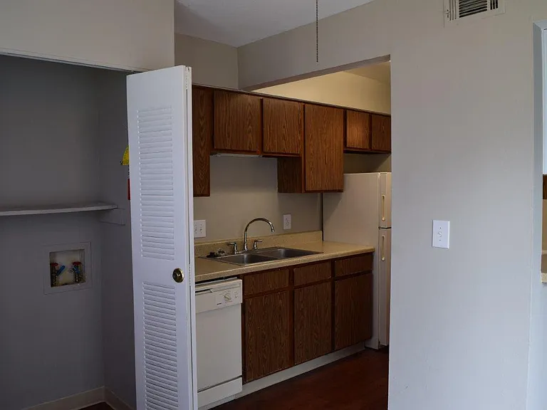Lakeshore Reserve Off 86th Apartments and Townhomes — Photo 12