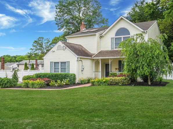 6 Center Street, Ronkonkoma, NY 11779