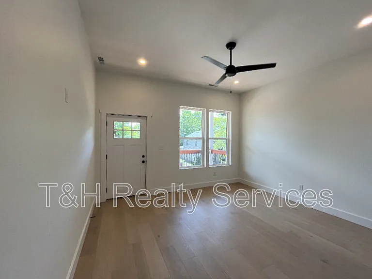 930 Woodlawn Ave — Photo 12