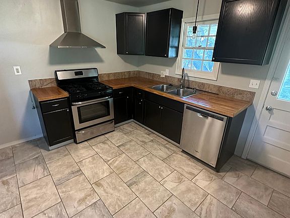 4th image of 1607 Oxford Way