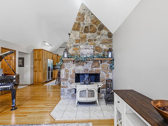 5th image of 201 Cambridge Dr