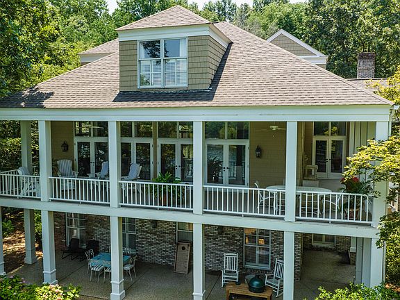 2nd image of 224 Lakeview Dr
