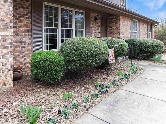 3rd image of 824 N Park Dr
