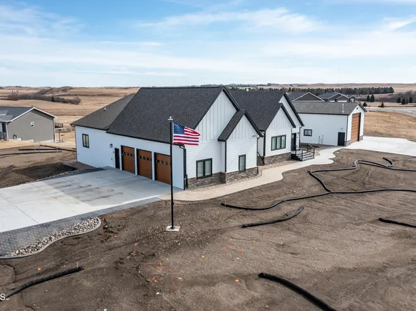 1016 Silver Spur Pl, Bismarck, ND 58503