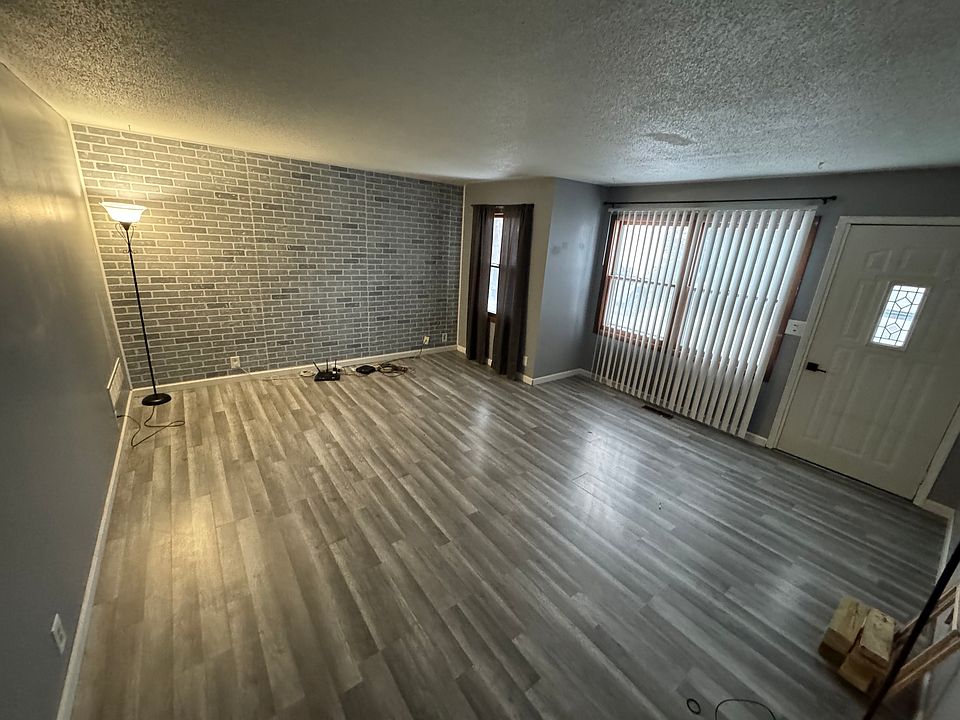 1st image of 210 Hawley St S #2