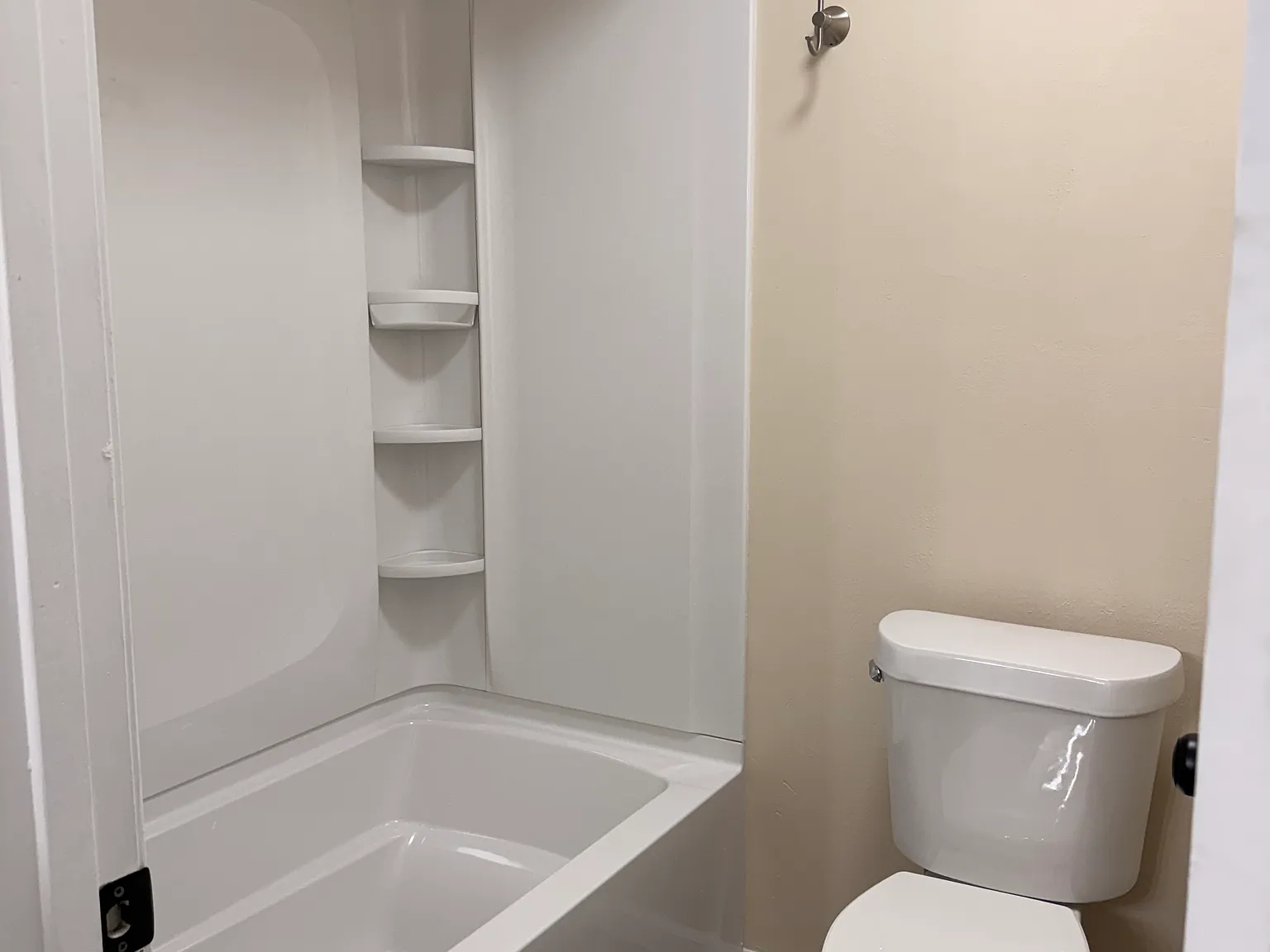 2 bed, 1.5 bath, 1088 sqft, $1,295 — Photo 2