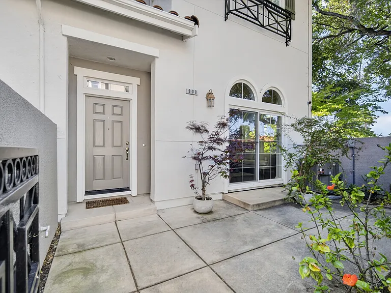 938 Visconti Pl — Photo 3