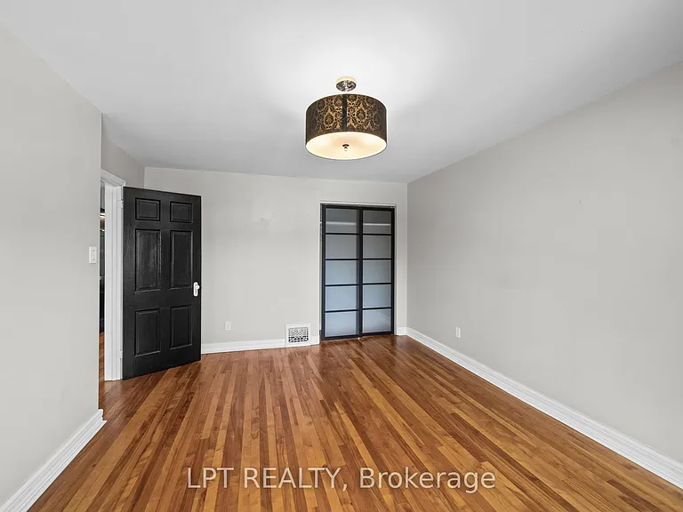126 Blackburn Ave — Photo 23