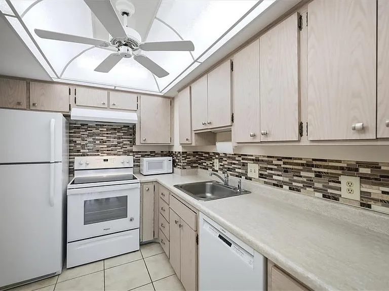 555 S Gulfstream Ave #902 — Photo 16