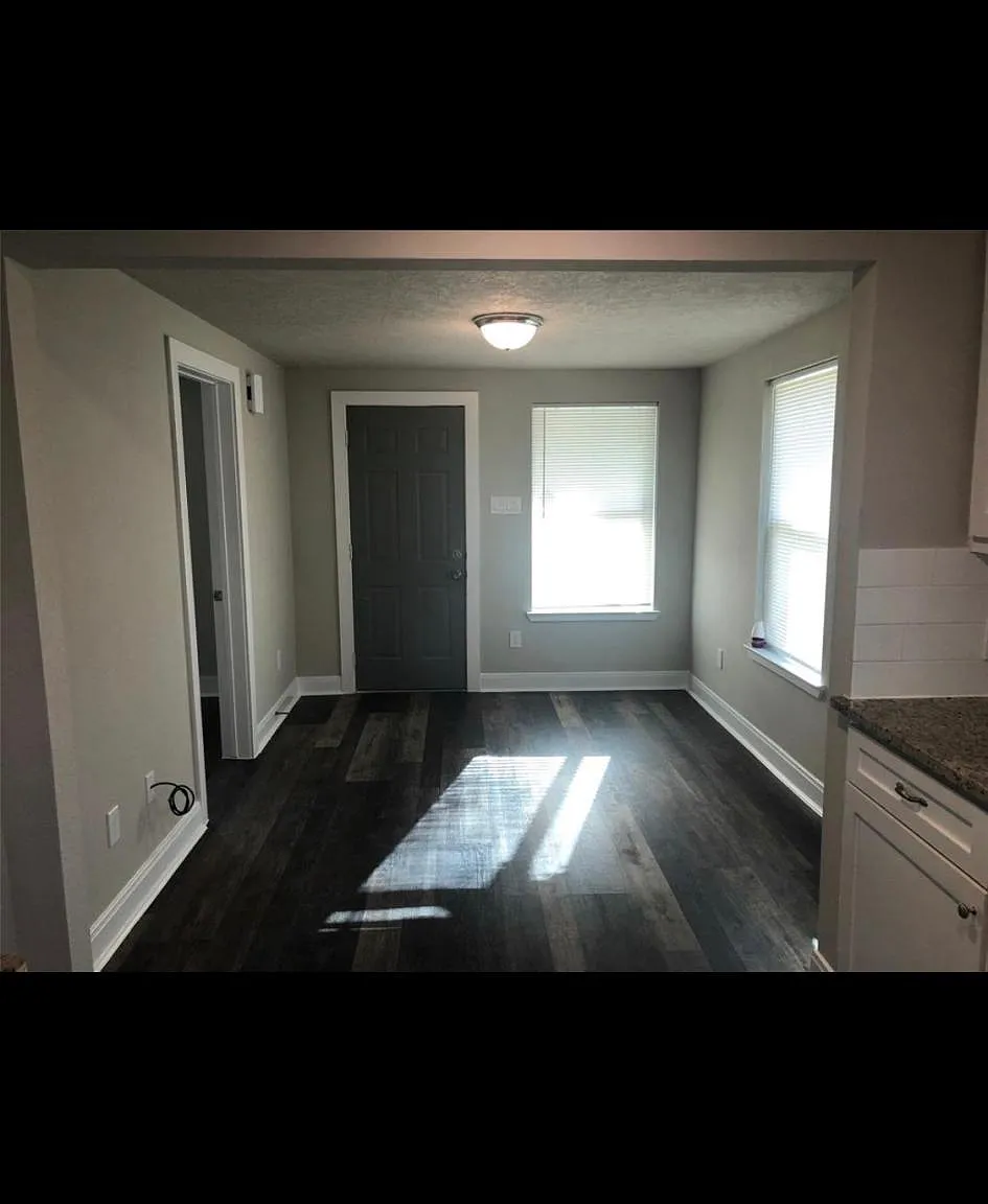 1629 Ross Ave — Photo 2