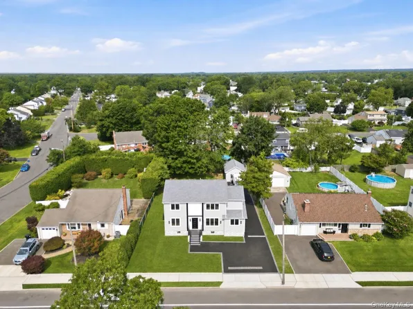 136 Udall Road, West Islip, NY 11795
