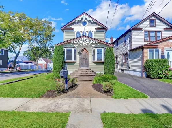 89 Rolling Street, Lynbrook, NY 11563