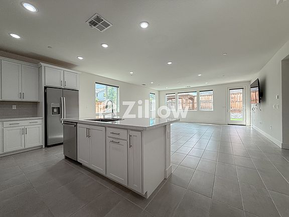 4th image of 2665 Luna Ave