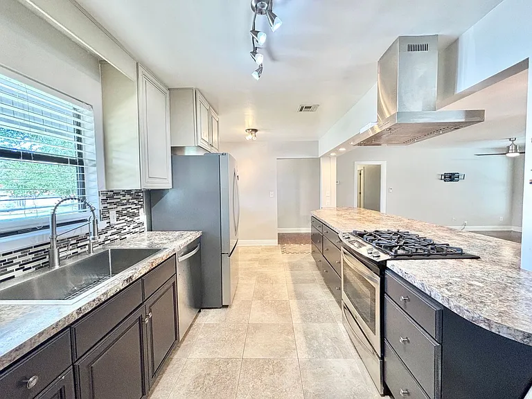 3331 Bayou Blvd — Photo 3