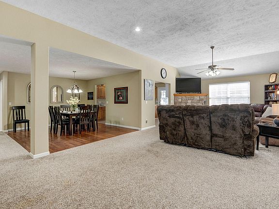 4th image of 606 E Katella Circle