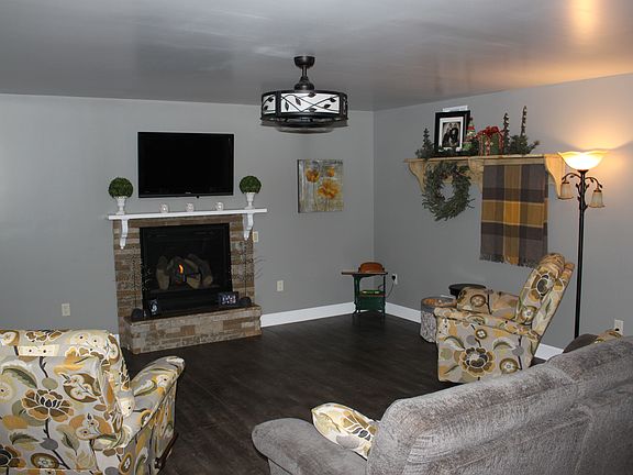 Family Room w/ gas fireplace