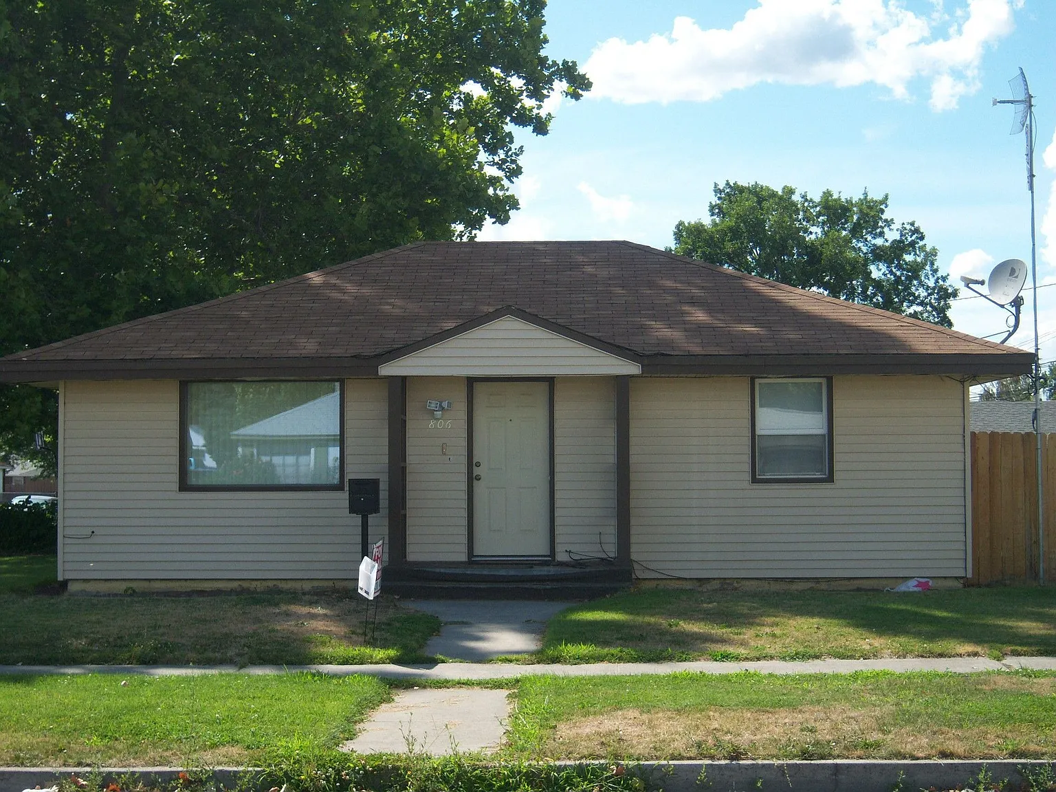 806 N 12th Ave photo 1
