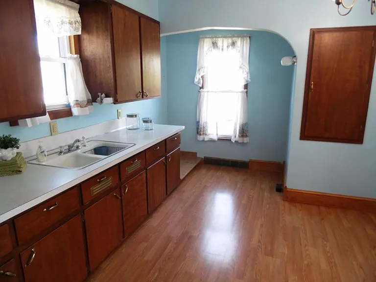 129 N John St — Photo 9