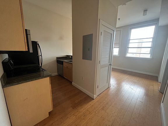 2nd image of 1414 W Marshall St APT 408