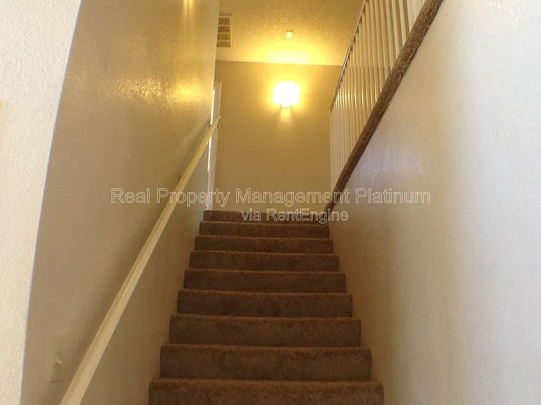 675 N Claremont Ave — Photo 15