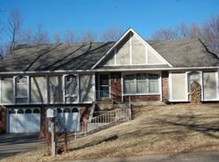 9818 NW 71st Ter, Parkville, MO 64152