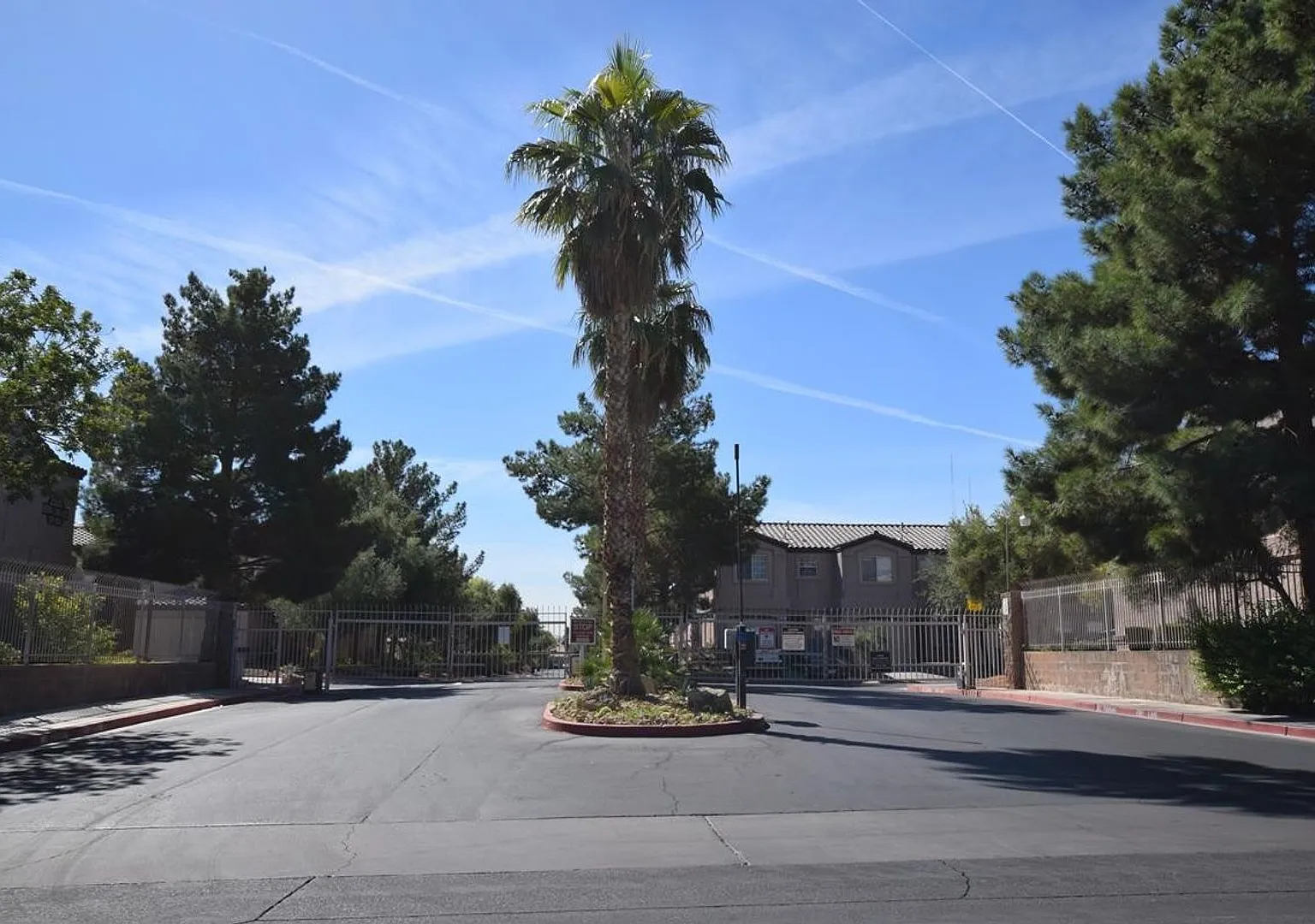 Beautiful 3 Bedroom & 2 1/2 Bath Condo. — Photo 4