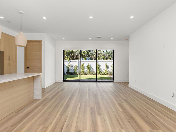 4th image of 19533 Strathern St