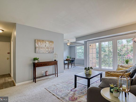 4th image of 3961 Lyndhurst Dr APT 301