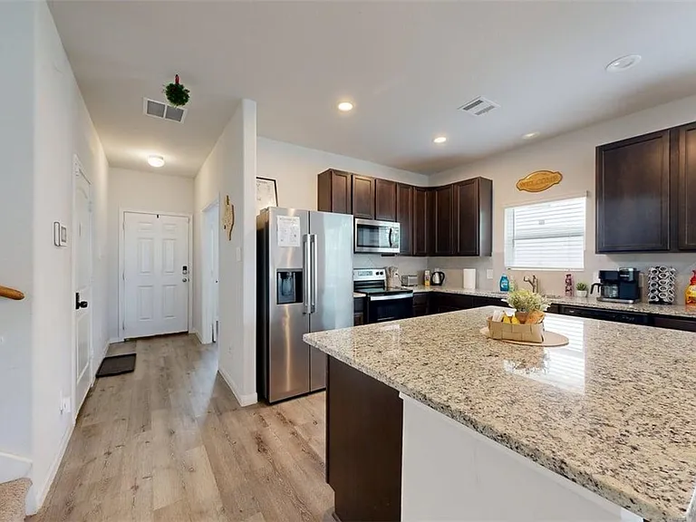 963 Harper Ln — Photo 3