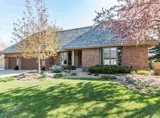 4712 S Wildwood Cir, Sioux Falls, SD 57105