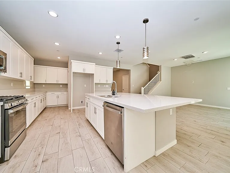 2622 E Embry Ln — Photo 4