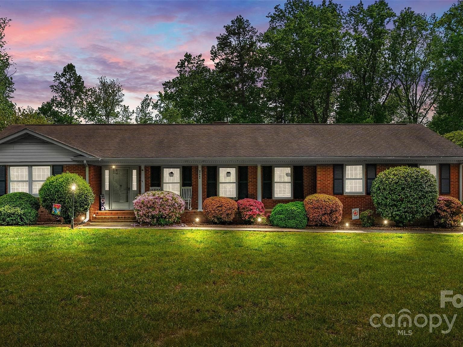 1044 Oakridge Farm Highway