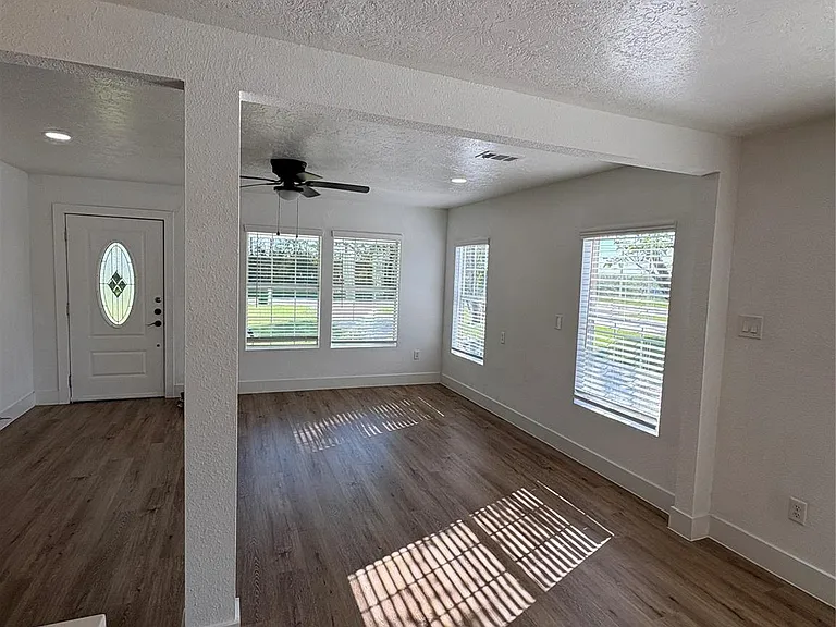 502 Independence St — Photo 3