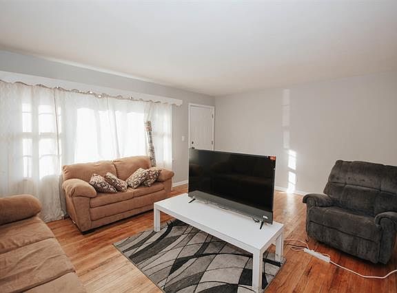 2nd image of 824 Royal Ave